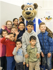HERTHINHO Flüchtlingskinder posieren gemeinsam mit dem Hertha-Maskottchen HERTHINHO'