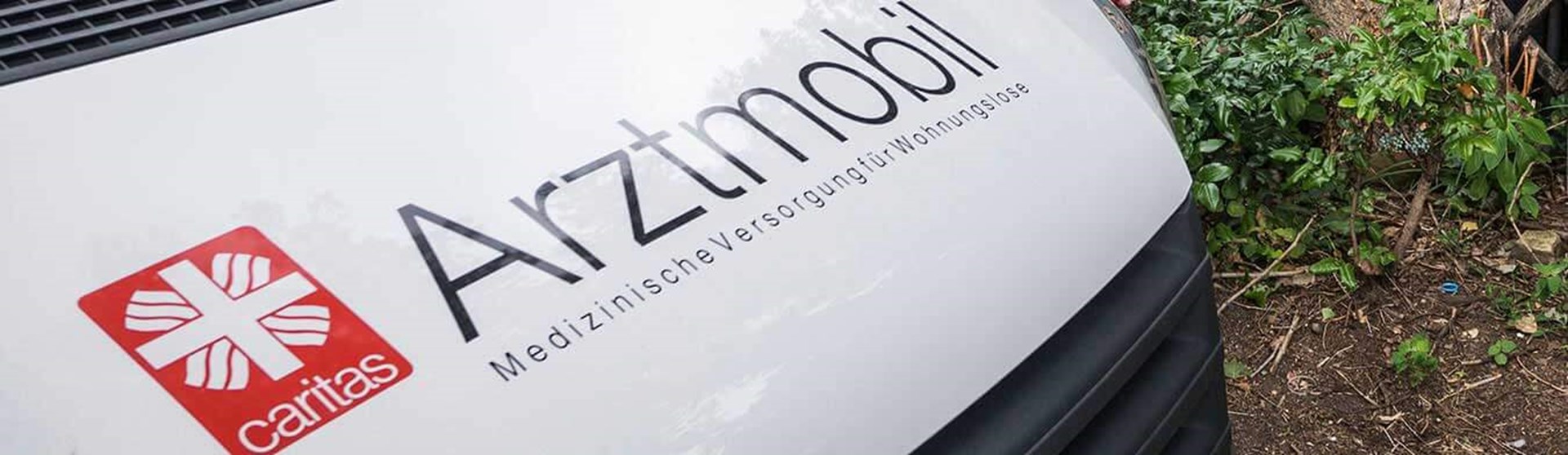  Nahaufnahme Motorhaube mit Logo