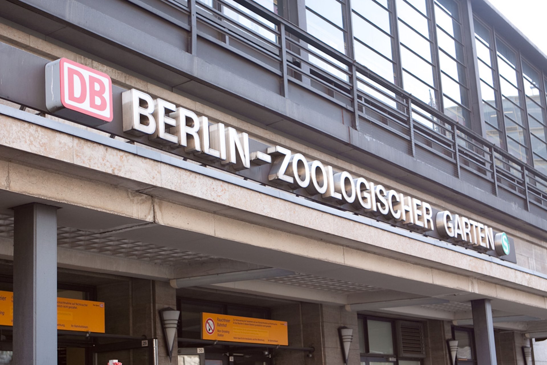 Außenaufnahme vom Bahnhof Berlin-Zoologischer Garten
