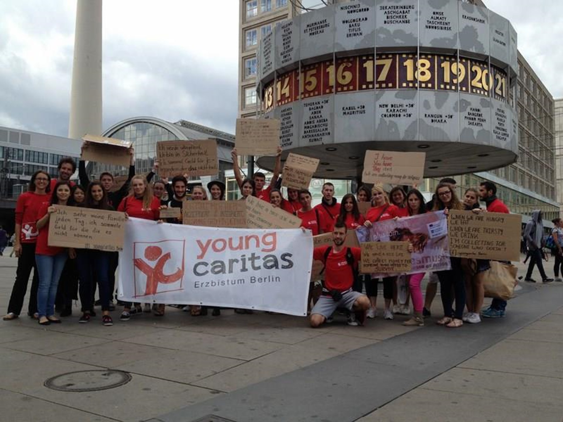 Aktion der youngcaritas Berlin auf dem Alexanderplatz