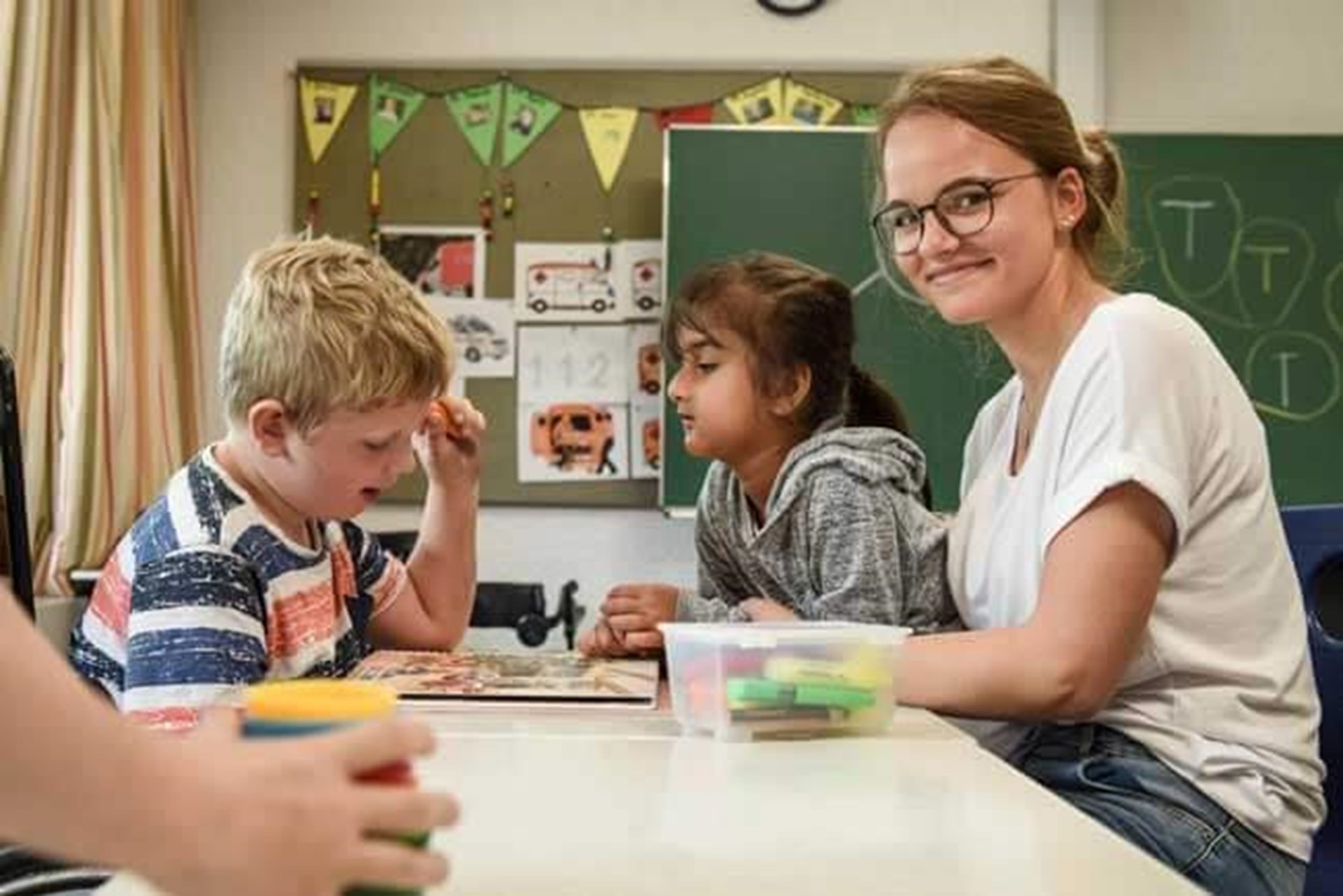 zwei Schüler erhalten Nachhilfe