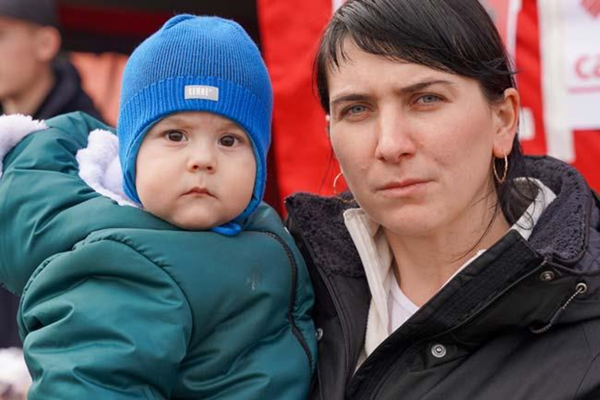 Junge Frau mit kleinem Kind im Arm