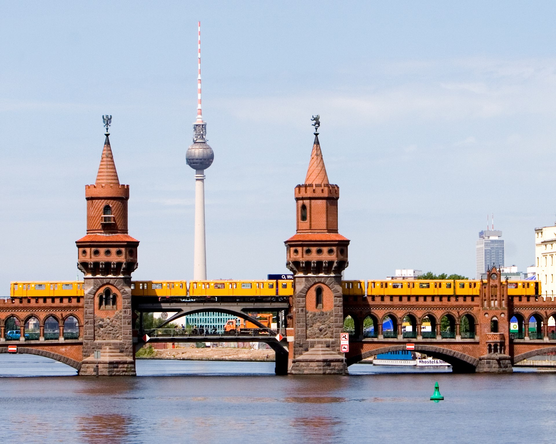 U-Bahn fährt über die Berliner Oberbaumbrücke, im Hintergrund der Fernsehturm