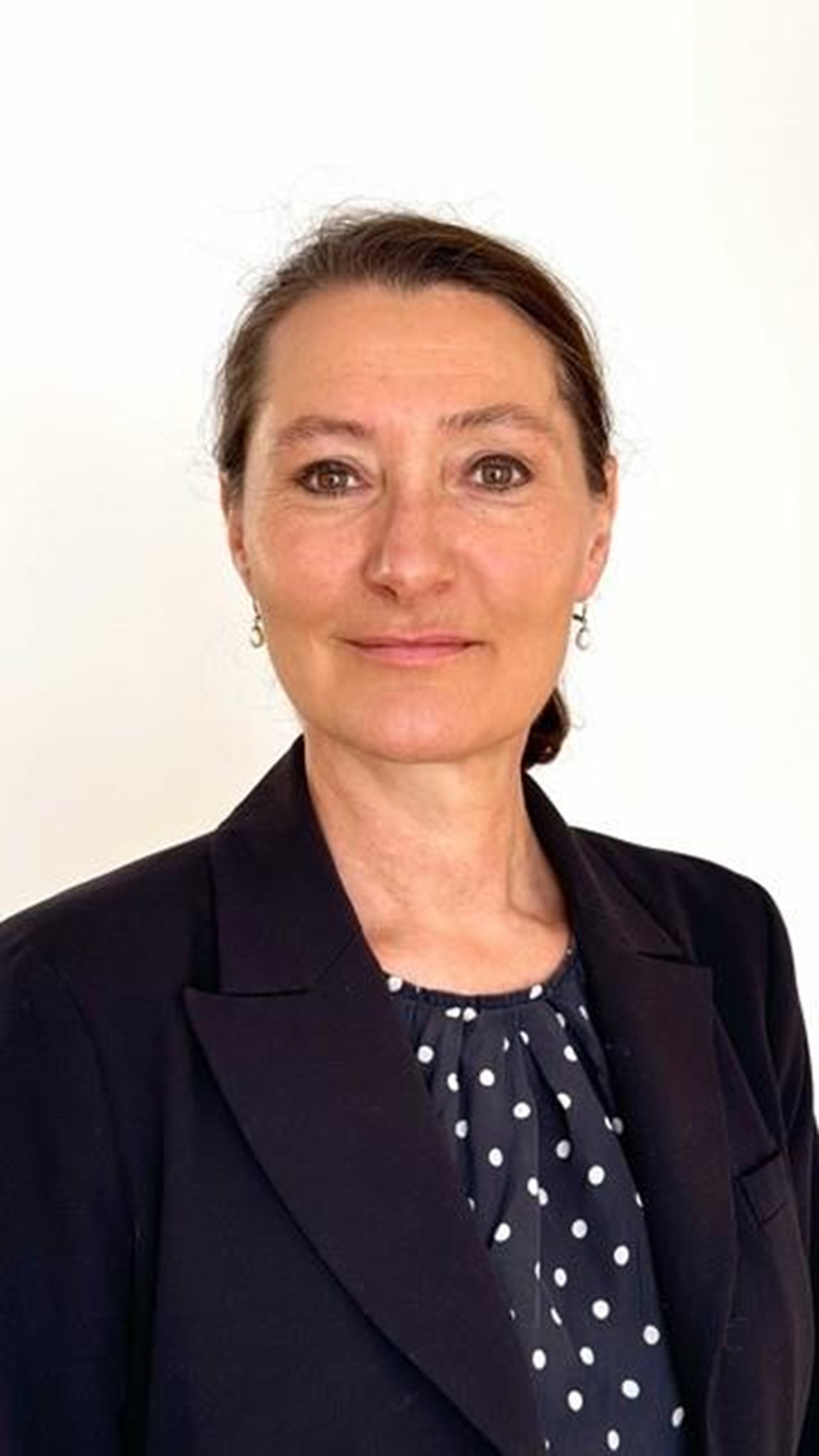 Elisabeth Schmidt ist vor weißem Hintergrund
