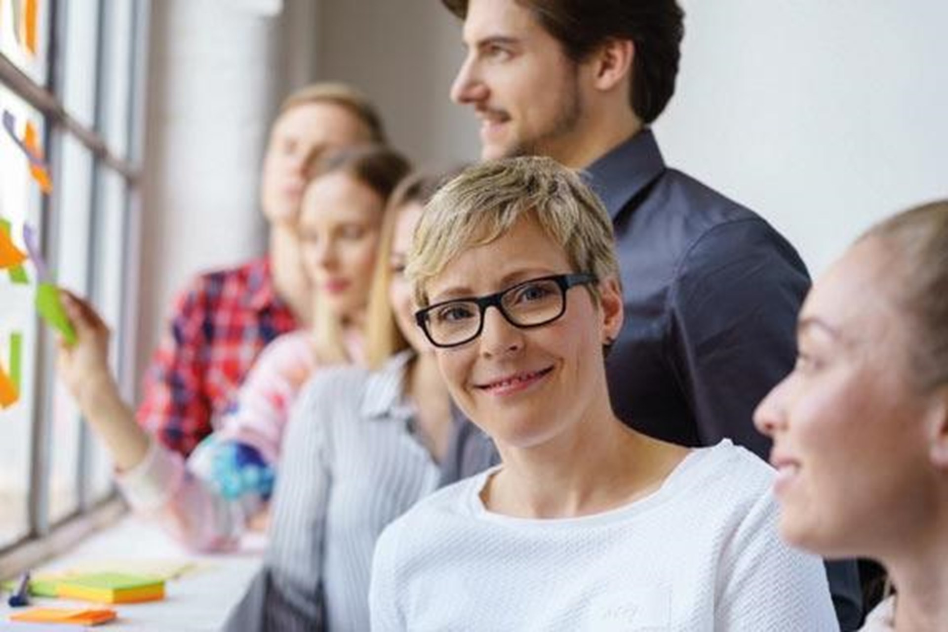 Junge Frau im Team