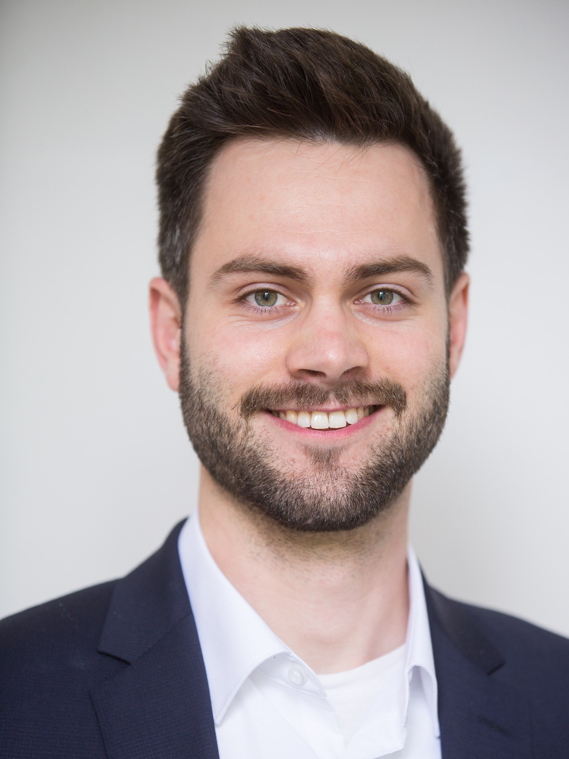 Lächelnder junger Mann