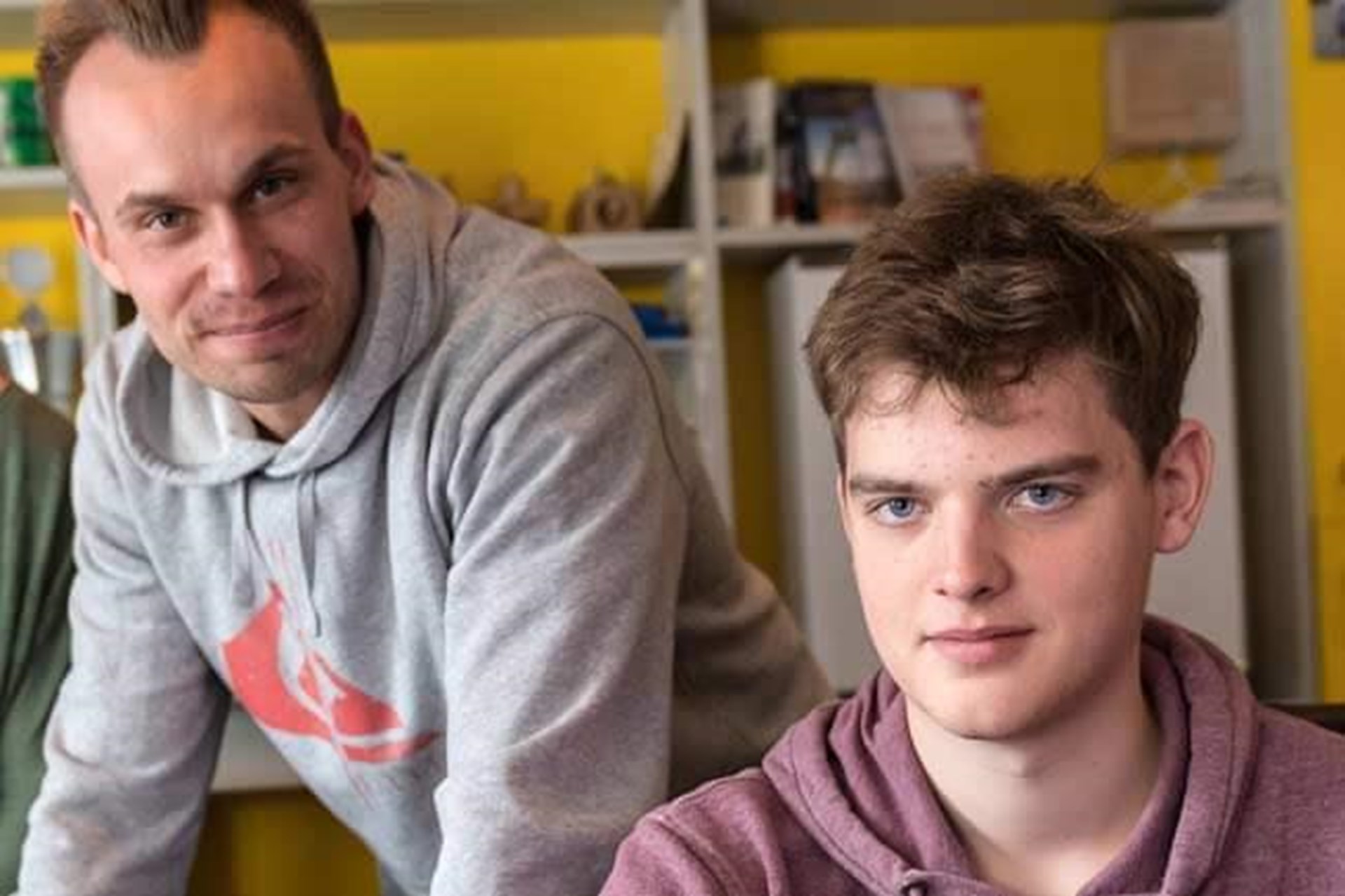 Sozialarbeiter mit Teenager