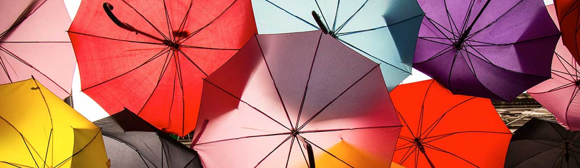 Bunte Regenschirme